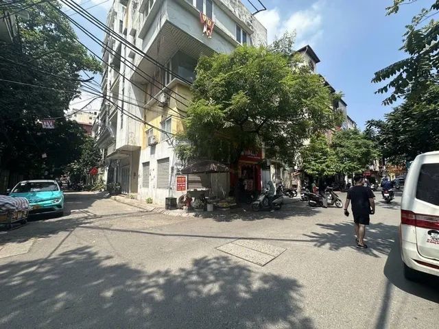 Lạc Trung - Phân lô ô tô tránh dừng đỗ có vỉa hè. Khu dân trí cao. Ngay gần phố. Ở và KD văn phòng . Vài phút lên phố cổ