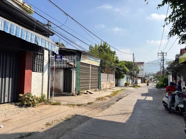Bán Căn góc nhà 2 tầng Ngang 9m, gần trường đại học Thái Bình Dương Nha Trang

- Diện tích 103,5m2. (60m2 Thổ cư ), có thể lên full thổ
- Đường oto 3-4m 
- Khu vực cao ráo, ko ngập lụt
- Đi tắm biển 3km, gần chợ , gần trường 
- Nhà 2 Tầng 50m2 , gồm