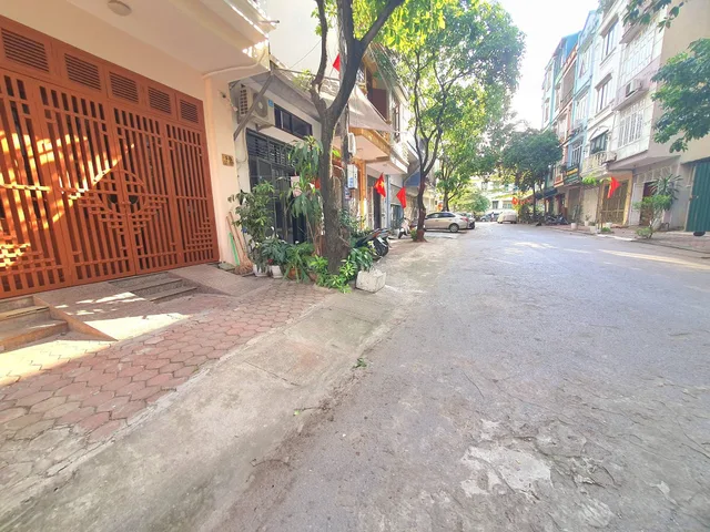 NHÀ LIỀN KỀ ĐƯỜNG NGÔ THÌ NHẬM. 5 TẦNG. GARA Ô TÔ. KINH DOANH.