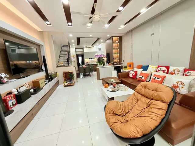 Bán nhà 3 tầng KĐT Hà Quang 1, sổ hồng hoàn công. DT: 100m2 ~ GIÁ: 11.8 tỷ
• DT: 100m² ngang 5m
• Hướng: Nam mát mẻ
• Pháp lý: sổ Hồng đầy đủ
• Nhà xây theo kiến trúc hiện đại gồm 4 phòng ngủ, 4wc, bếp, phòng khách. (Có phòng ngủ tầng trệt thích hợp c