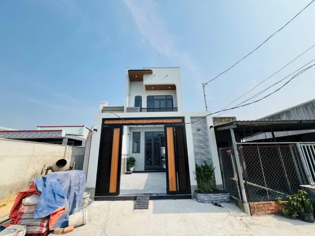 Bán nhà gần ngã 3 Mỹ Hạnh, 1 trệt, 1 lầu gần KCN Hoàng Gia | DT 5x32m có sân vườn phía sau rộng