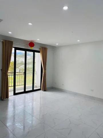 Cho thuê nhà nguyên căn Khu đô thị Hà Phong
Diện tích sàn: 110m2/ sàn
Tổng 3 sàn: 330m2
Giá thuê 15 triệu / tháng / 3 sàn 
Vị trí: Khu đô thị Hà Phong gần trường Đại học tài chính ngân hàng Hà Nội.