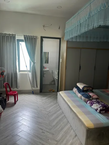 BÁN NHÀ PHƯỜNG TÂY NHA TRANG – FULL NỘI THẤT CƠ BẢN

📍 Vị trí: TDP Phú Bình, khu dân cư hiện hữu, đường bê tông ô tô rộng ~6m  
📐 Diện tích đất: 99,3m² (ngang 5m)  
🏗️ Kết cấu: Nhà 2 tầng kiên cố ( Tổng diện tích sàn: 146,3m² )
✨ 3pn 3wc, phòng khách