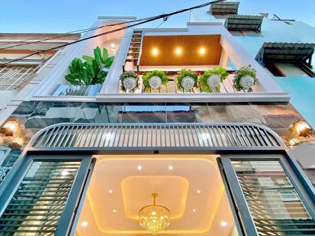 Kẹt tiền bán gấp nhà 37,5m2 giá 1 tỷ 650 triệu đường Hoàng Diệu, phường 4, Quận 4, sổ hồng riêng.