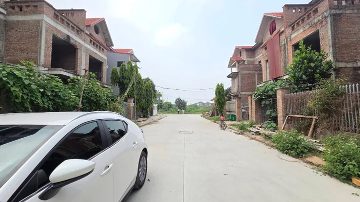 Biệt thự song lập Khu đô thị Quang Minh 180m2, đã bao gồm xây dựng. Giá 12,x tỷ bao gồm thu.ế phí chuyển nhượng.

Hàng xóm Vin Bắc Hồng 385 hecta
#bietthuquangminh #khudothiquangminh #bietthusonglap