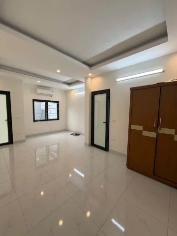 Bán nhà 35m² full thổ cư ngang 5.5m giá 7.6 tỷ tại Đường Bát Khối Phường Long Biên