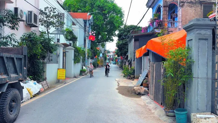 🏠🏪🏫Gia đình kẹt tiền bán gấp 50m đất tại trung tâm xã nghĩa trụ⛳️🌉
✅ Diện tích 50m mặt 5m hậu 5m cực vuông vắn 
🛣️👍 Đường apphan cực đẹp sạch sẽ 
🧑‍🧑‍🧒‍🧒🌆🥰 Hàng xóm văn minh giàu có