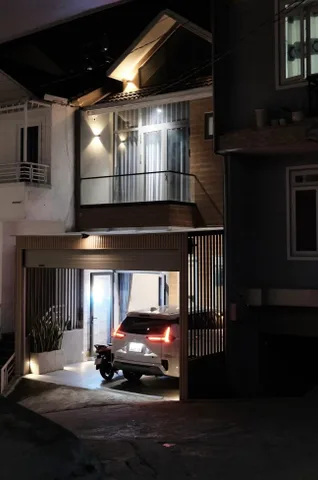 Căn nhà 2 tầng kiên cố mới xây sổ sách hoàn công, cách chợ đêm 3km khu dân cư