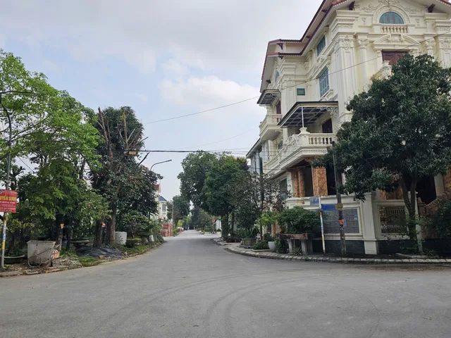 Bán căn biệt thự đã xây thô 4.5 tầng khu đô thị đại hoàng long dãy OBT6. Có tầng hầm. Mặt đường lý thánh tông. Cạnh hải sản toàn tình. Diện tích 345m mặt tiền 15m hướng đông nam. Phường võ cường tỉnh bắc ninh