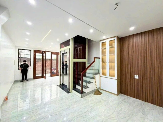 BÁN NHÀ NGÔ GIA TỰ-40M THANG MÁY-HAI MẶT TIỀN