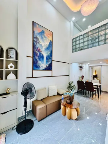 🏡Vị trí "đắt xắt ra miếng" ngay sát Phố ẩm thực Phan Xích Long – nơi kinh doanh sầm uất nhất Phú Nhuận. Bước chân ra cửa là thế giới tiện ích, nhà hàng, cafe sang trọng.
🏡CĂN GÓC 2 MẶT THOÁNG, KHÔNG LỘ GIỚI - 4TẦNG - GIÁ CỰC TỐT 💰6TY650 - PHÒNG Ở TRỆT CH