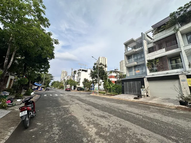 Nhà Phố 90m2 - Xe Hơi Đậu thoải mái - Cạnh Phú Mỹ Hưng giá sập sàn !