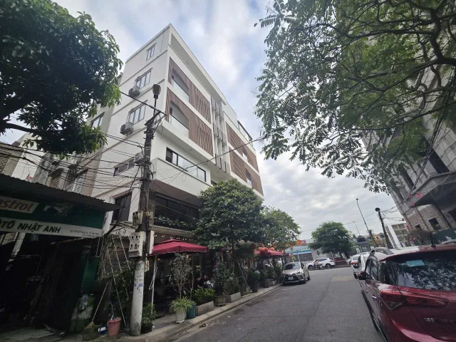 Bán nhà 4 tầng mặt phố lý tự trọng. Cạnh vườn hoa. Diện tích 81m mặt tiền 4.5m hướng tây bắc. Phường kinh bắc tỉnh bắc ninh