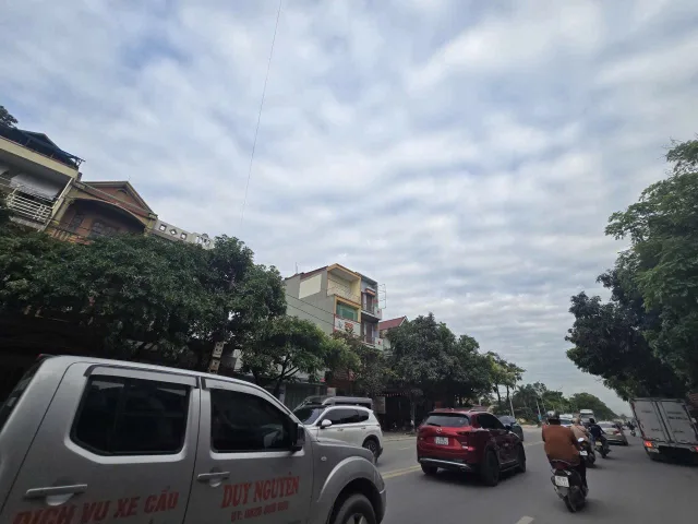 Bán nhà 3 tầng mặt phố ba huyện. Diện tích 72m mặt tiền 4m hướng tây nam. Kinh doanh tốt. Phường hạp lĩnh tỉnh bắc ninh