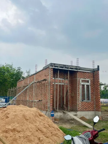 Bán đất 225m² có sẵn 60m² thổ cư ngang 5m giá 600 triệu đang xây nhà ở 2 phòng ngủ gần KCN Minh Hưng Chơn Thành