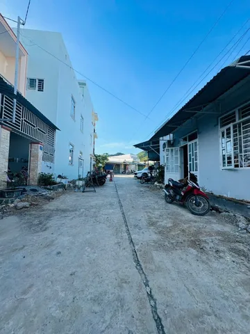 BÁN ĐẤT TẶNG NHÀ GÁC LỬNG ĐƯỜNG RỘNG 7M, Ô TÔ THÔNG THOÁNG KHU TÁI ĐỊNH CƯ HÒN SỆN - PHƯỜNG BẮC NHA TRANG - NHA TRANG. GẦN BÃI BIỂN