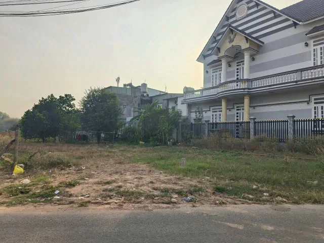 Lô đất HIẾM ngang  10M CẦN RA GẤP , ĐỐI DIỆN TRƯỜNG CẤP 2, SẴN 100M2 THỔ CƯ, DÂN CƯ HIỆN HỮU