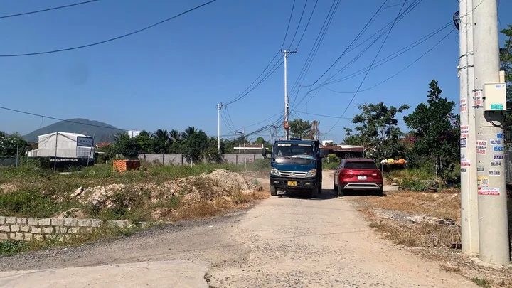ĐẤT DÂN CẮT BÁN tại xã Diên Toàn , Cách đường Huỳnh Thúc Kháng vào chỉ 150M. 
- Diện tích : 111m2. Ngang 6m5
- Đường bê tông 7m