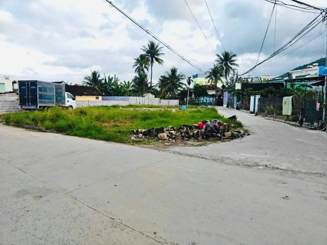 BÁN LÔ GÓC MẶT TIỀN ĐƯỜNG THÁI THÔNG VĨNH THÁI - PHƯỜNG NAM NHA TRANG
- DT: 120,2m2 full thổ cư
- Đường bê tông rộng 7m và 3,5m. Ngay nhà hàng Nha Trang Xưa, gần chợ, trường học, đường thông thoáng.