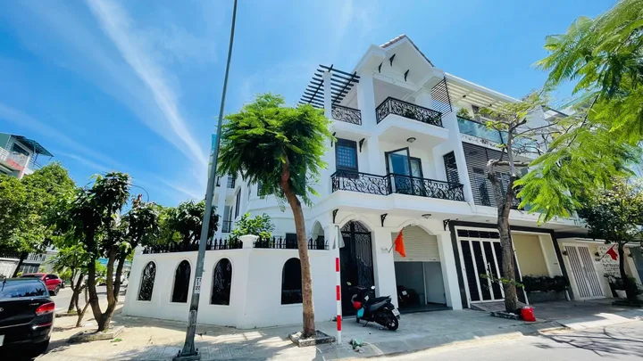 🏡Bán Biệt Thự Mini kiểu Pháp góc 2 Mặt Tiền Đẹp Mê - Khu Đô Thị Hà Quang 2
- Đường 4D và 8D rộng 13m
- Diện tích: 184m2 ( Ngang 12m dài 16m )
- Hướng Tây Bắc và Đông Bắc.
- Nhà 3 Tầng , có sân vườn
- Công năng sử dụng: 6 phòng ngủ , 4 vệ sinh,2 phòng
