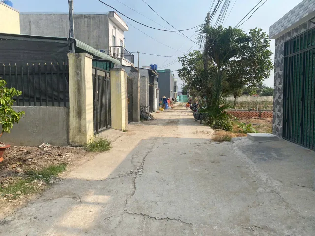 Gia đình tôi cần bán gấp lô đất 4 x 24m sau lưng UBND xã Đức Hòa Hạ. Giá 1.27 tỷ. LH: 0938 192 162