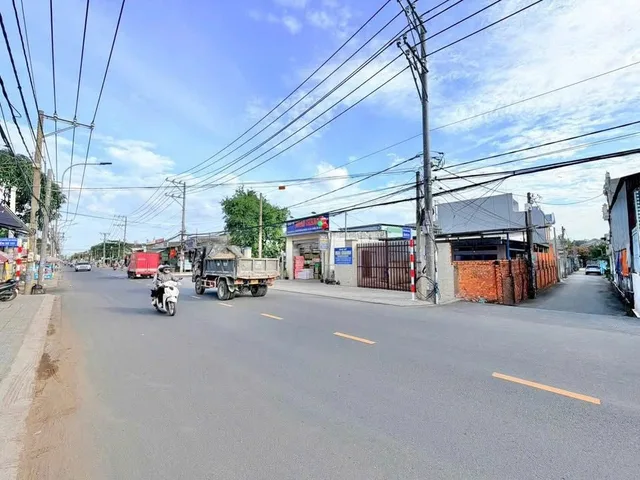 CƠ HỘI VÀNG HIẾM CÓ . LÔ ĐẤT NẰM NGAY DT741 , THUẬN TIỆN MUA BÁN , KINH DOANH . ĐỐI DIỆN CHỢ , DÂN CƯ ĐÔNG ĐÚC HIỆN HỮU , 1 LÔ CỰC HIẾM GIÁ CHỈ 950 TRIỆU