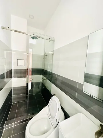 Ngay chợ Hoà Hưng Nhà mới đẹp 3 Phòng ngủ Cách Mạng Tháng Tám