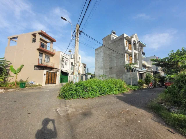 Bán lô đất góc 3mt .ngay ngã 3 đường long thuận. Giá tốt