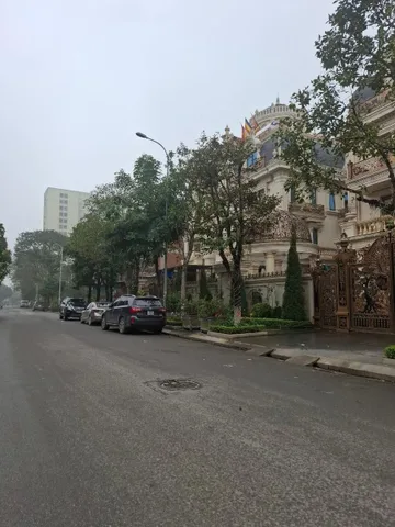 BÁN BIỆT THỰ KĐT MỚI CẦU BƯU. 360M2 - 3 TẦNG. MT 20M.