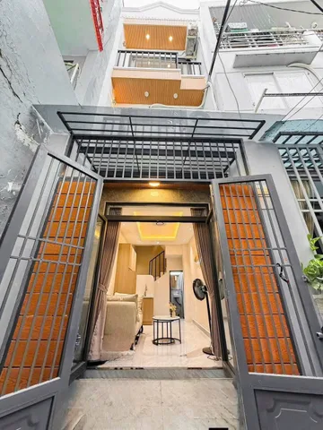 Chủ nhà được con đón qua Mỹ nên cần bán nhanh nhà gần MT Diên Hồng, P.1. Quận Bình Thạnh – 39m2 giá 2tỷ. Sổ sẵn.
