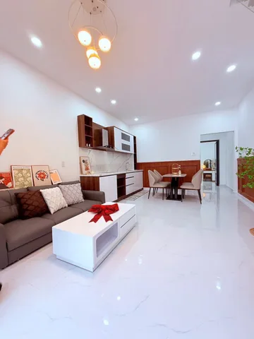 💥Siêu Phẩm Nhà 2 tầng kiên cố - Full nội thất mới đẹp 💥 Hẻm Lê Hồng Phong , Phước Hải , TP. Nha Trang

- Dt : 63,7m2 ngang 4,2m 
- Kết cấu : 4 P.Ngủ đều có cửa sổ thoáng mát  , 3 Wc , P. Thờ ,  P . khách , P. Phơi , Bếp , Sân để xe ... 
- Hướng: Đông 