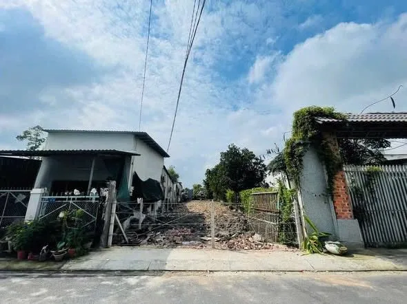 CƠ HỘI VÀNG HIẾM CÓ . LÔ ĐẤT NẰM NGAY DT741 , THUẬN TIỆN MUA BÁN , KINH DOANH . ĐỐI DIỆN CHỢ , DÂN CƯ ĐÔNG ĐÚC HIỆN HỮU , 1 LÔ CỰC HIẾM GIÁ CHỈ 525 TRIỆU
