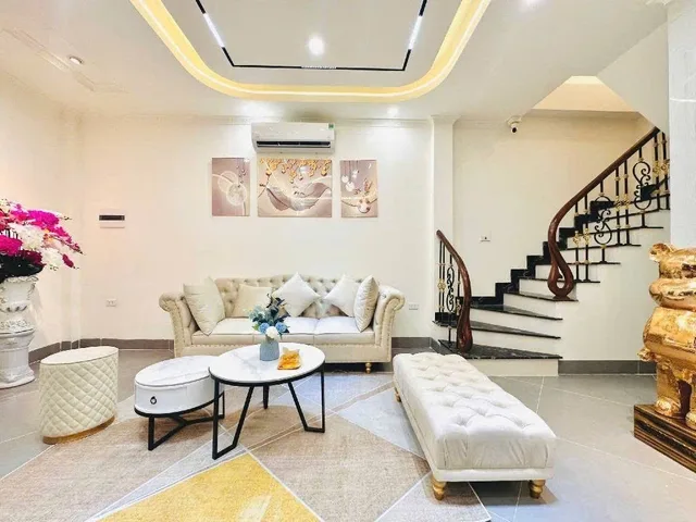 - Thịnh Quang - Đống Đa. Ô tô đỗ cửa. Bãi đỗ gần nhà . DT 45m 7 tầng thang máy. Full nội thất xin sò. Thiết kế hiện đại. Trước nhà 5m thoáng đẹp