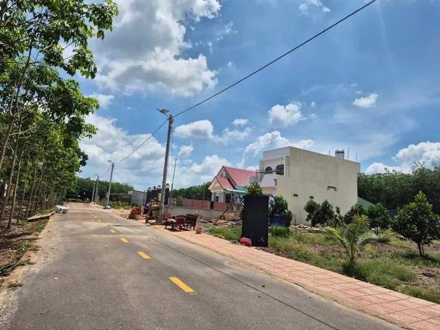 Bán lô đất nằm trong khu dân cư biệt thự mới Phú Giáo, Mặt tiền đường nhựa , xe oto , diện tích 250m2. Giá 620 triệu