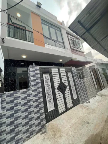 BÁN NHÀ 2 TẦNG HẺM ĐƯỜNG NGUYỄN KHUYẾN - VĨNH HẢI - BẮC NHA TRANG
- DT: 56,2m2 ngang 5,55m. DT sàn : 85,3m2
- Nhà 2 tầng : 2 phòng ngủ, 2 toilet, giếng trời, sân để xe , phòng khách , bếp.
- Hẻm xe máy rộng 2,5m cách đường Nguyễn Khuyến chỉ 400m , gần 