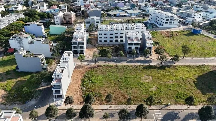 BÁN ĐẤT NẰM NGAY MẶT TIỀN TRƯỜNG LƯU 40m, GẦN VINHOMES QUẬN 9, GIÁ 2,8 TỶ