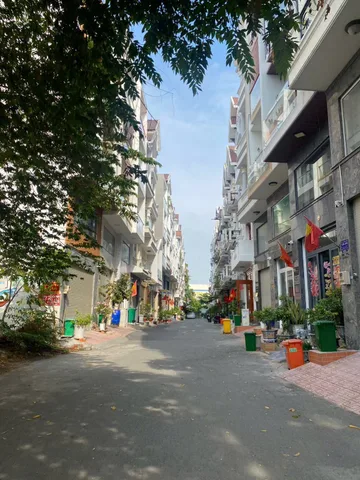 Đường nhựa 8m; liền kề Phú Mỹ Hưng; 55m2 (ngang 4,2m); khu đồng bộ không quy hoạch