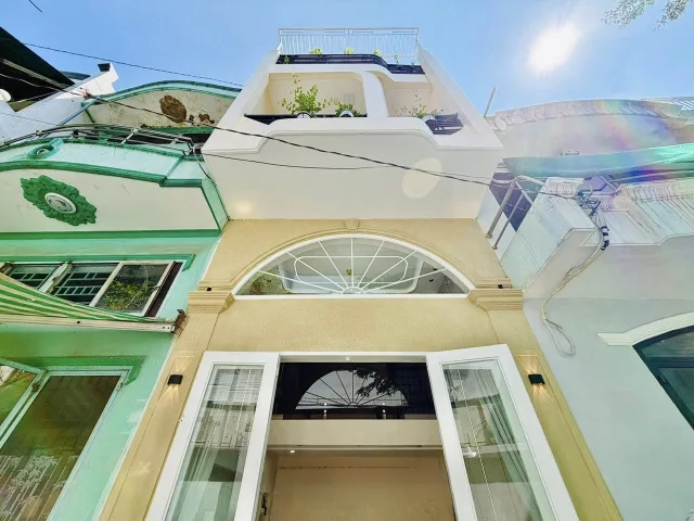Nhà riêng tọa lạc tại Đường Lê Quốc Hưng, Phường Khánh Hội, Quận 4
Giá full chủ bán là 4 tỷ 690tr còn thương lượng. Chủ để lại toàn bộ nội thất
Diện tích 85m² (5x17m). Nhà đã hoàn công. Thiết kế hiện đại. Có ngân hàng hỗ trợ cho vay
+ Kết cấu 1 trệt 1 