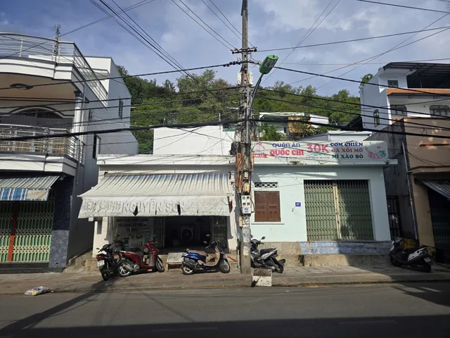 😍 Bán nhà cấp 4 cũ Mặt Đường VÕ THỊ SÁU Phường Nam Nha Trang.

👉 Đường hiện trạng rộng 14m, nằm gần Chợ Vĩnh Trường, Trường học, Cảng Cá, Bến du lịch... Khu vực xin giấy phép đc 6 tầng 1 tu

👉 Diện tích: 67.3m (mặt tiền 5.7m, nở hậu 6.1m)
👉 Hướng: Tâ