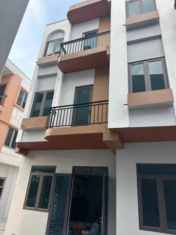 Nhà mới tinh chỉ việc xách vali về ở cạnh chợ
