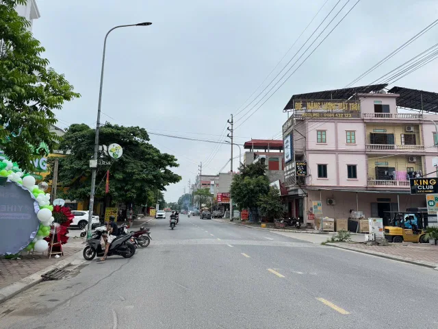 Bán nhà 3 tầng mặt đường 24 khu phượng mao quế võ. Kinh doanh sầm uất. Diện tích 87m mặt tiền 4.2m hướng tây nam. Phường phương liễu tỉnh bắc ninh