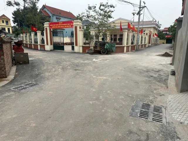 E còn mấy lô đất tài chính hiếm ,giá hơn 1tỷ chút thôi 
Vị trí cách vin2vin3 chỉ 10p di chuyển xe máy 
Cách khu CN phố nối A , quốc lộ 5A chi 10p di chuyển , gần chợ , gần trường cấp 1, cấp2 , cách khu CN đồng than 1km
Vị trí đất thôn trương kênh cầu h