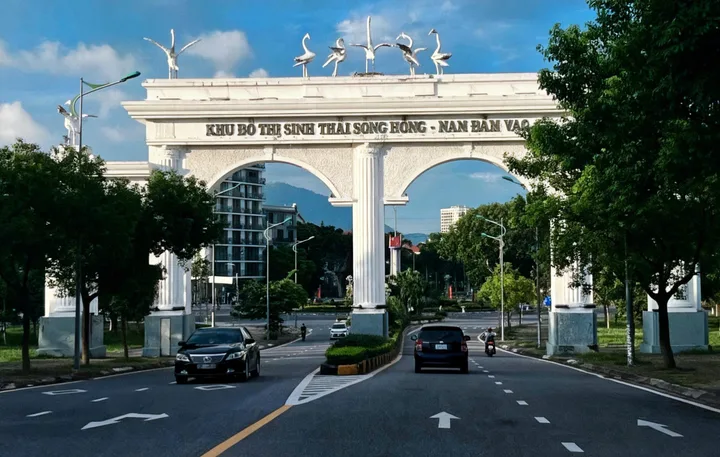 Bán gấp lô Biệt Thự đẹp KĐT sinh thái Nam Đầm Vạc, Khai Quang DT333m MT14,5m sát hồ 37,5tr 0988296228