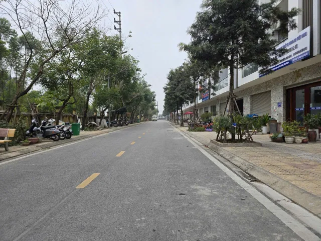 Bán nhà 3.5 tầng mặt kênh himlam đại phúc ( đã hoàn thiện - có thang máy) dt 75m2 + mt 5m + hướng ĐN giá 10.25 tỷ