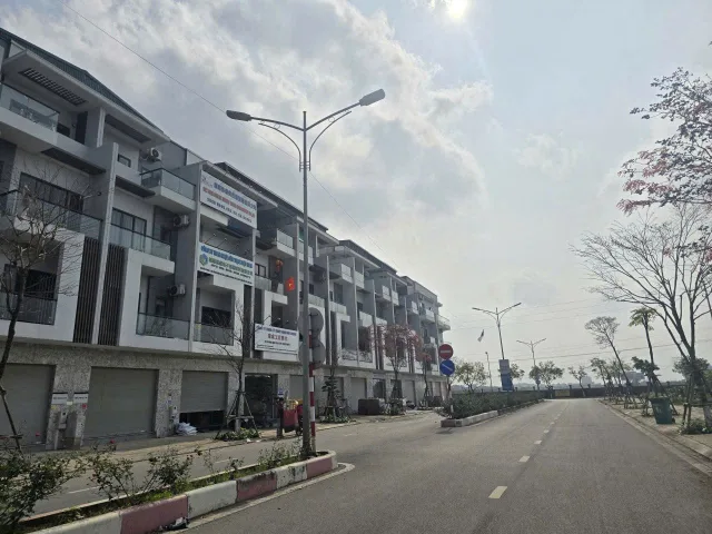 Bán nhà 3.5 tầng xây thô himlam đại phúc chục đường đôi nhìn chung cư dt 75m2 + mt 5m giá 11.4 tỷ