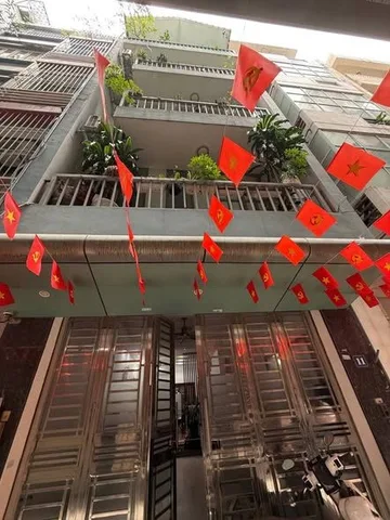 Nhà đẹp Lê Trọng Tấn, Thanh Xuân, Hà Nội 💥
🏢Nhà 5 tầng, hai mặt ngõ ôtô, gần nhiều trường đại học cấp1, 2,3, đại học và bệnh viện💥
📐Diện tích 70m2, MT 5 m, Gara ôtô, khách, bếp, 4 ngủ, 1 phòng karaoke cho người yêu âm nhạc, sân phơi, kho chứa đồ
🔥Khu v