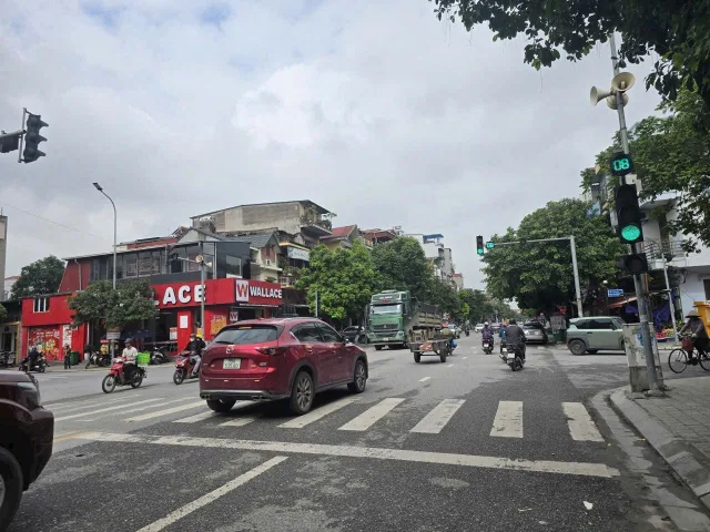 Bán nhà 2.5 tầng nguyễn trãi sat cột đồng hồ dt 95m2 + mt 4.4m + hướng đông bắc giá 21 tỷ