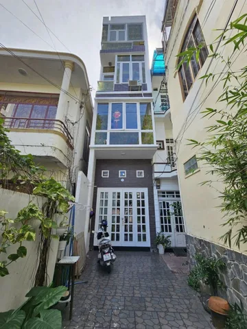 💥BÁN NHÀ 4 TẦNG - ĐƯỜNG HỒNG LĨNH - TTTP NHA TRANG - SỔ HỒNG HOÀN CÔNG

📍 Địa chỉ: Hồng Lĩnh – khu dân cư hiện hữu, an ninh, tiện ích đầy đủ
 • Diện tích: 32,1m (đất ở đô thị) ngang 3,14 - nở hậu 3,9m
 • Kết cấu: 4 phòng ngủ – 3 WC
 • Nhà kiên cố, và