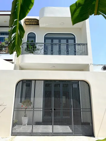Cần bán 1 căn nhà mới tinh, full nội thất đẹp với diện tích 62,4m2 toạ lạc tại Diên An đường số 15 đi thẳng vào , đường ô tô
Căn nhà được xây dựng 1 trệt 1 lầu có 3 phòng ngủ, 1 phòng thờ, khách bếp và 2 wc
Với phong cách hiện đại đầy đủ nội thất rất mo