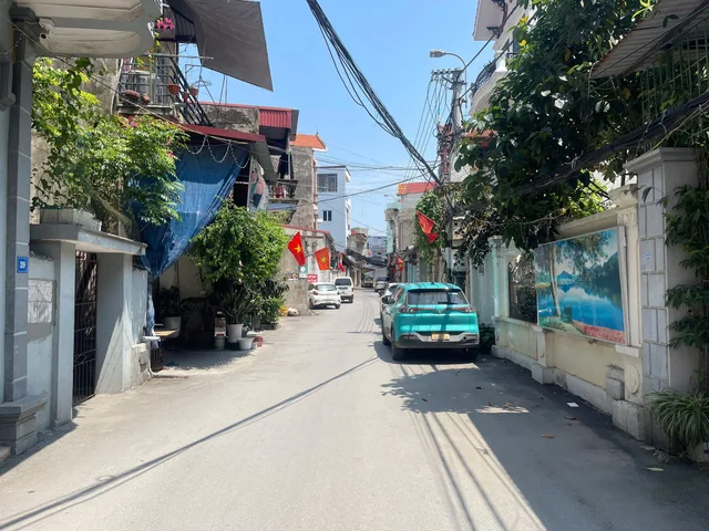 Bán đất tặng nhà cấp 4 mặt đường trần xuân soạn khu 3 đại phúc ô tô tránh nhau vi vu. Diện tích 92.7m mặt tiền 5m hướng đông bắc. Phường võ cường tỉnh bắc ninh